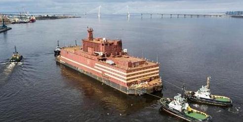 俄罗斯建造的漂浮核电站第一次起航出海