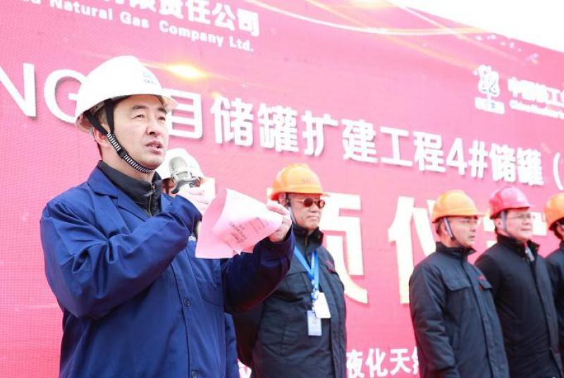 中核五公司承建的国内最大LNG储罐气升顶成功