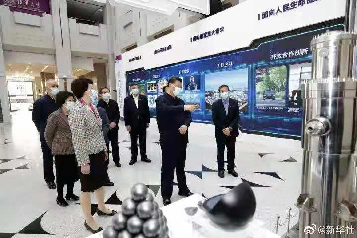 总书记考察清华大学期间观看高温气冷堆核电展览