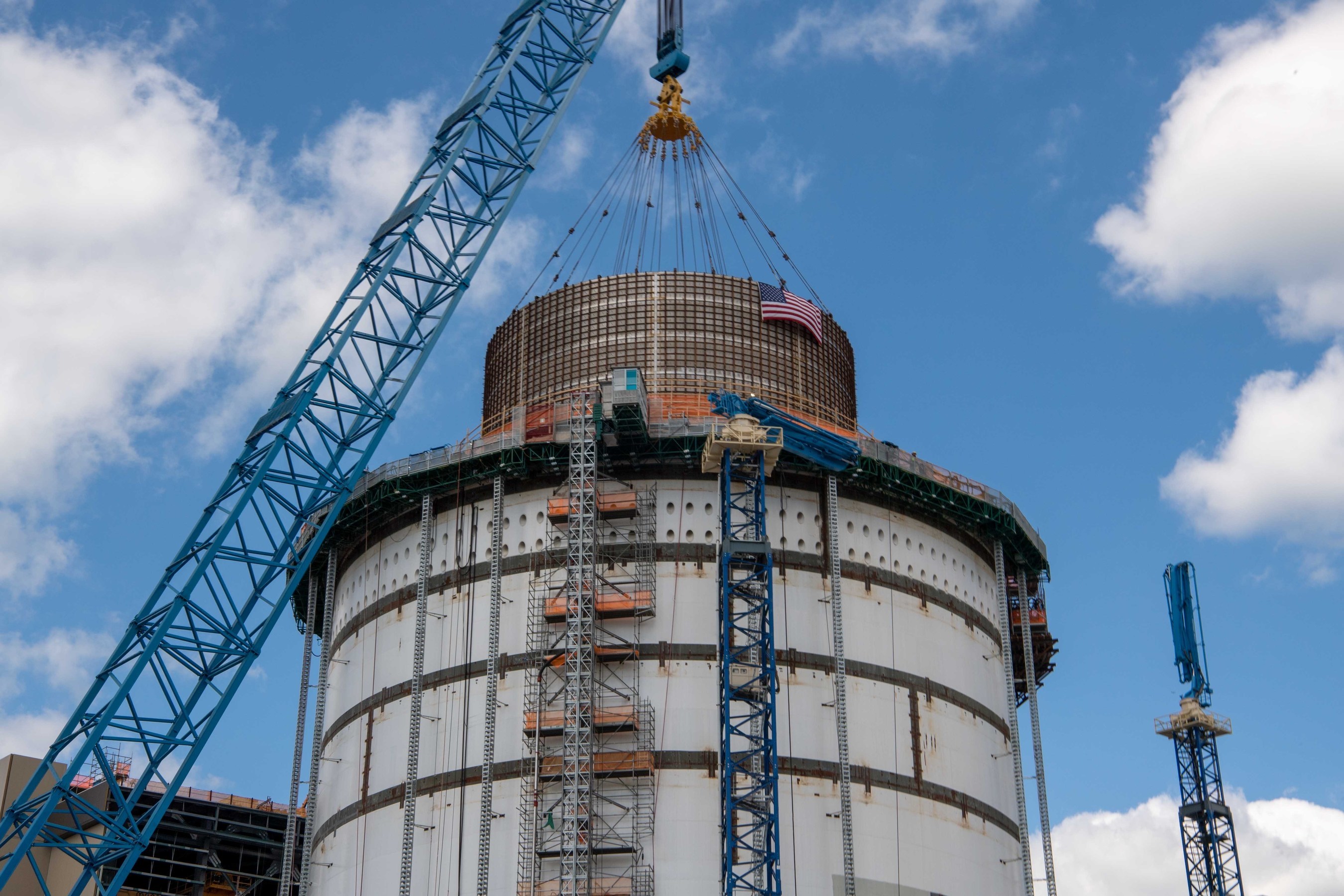 美国沃格特勒(Vogtle)核电4号机组开始吊装冷却水箱