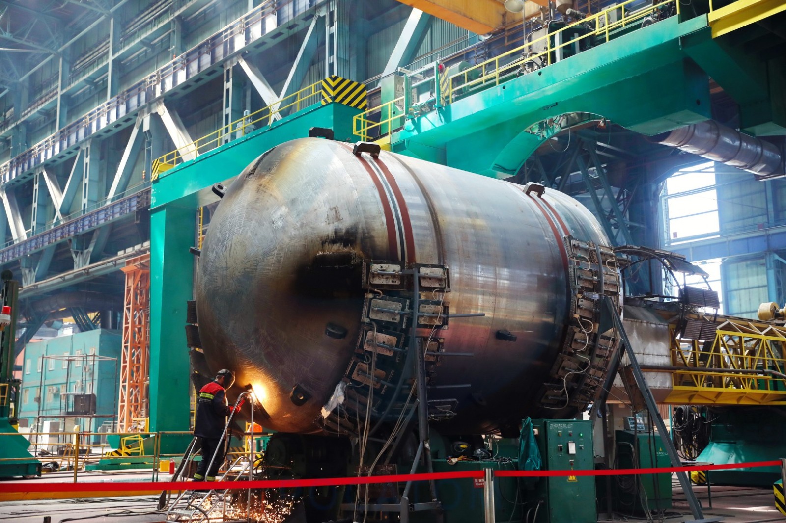 Atommash组装田湾核电站7号机组反应堆下半部分