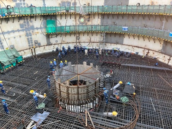 中核工程全球首堆“玲龙一号”堆坑一体化钢膜吊装成功