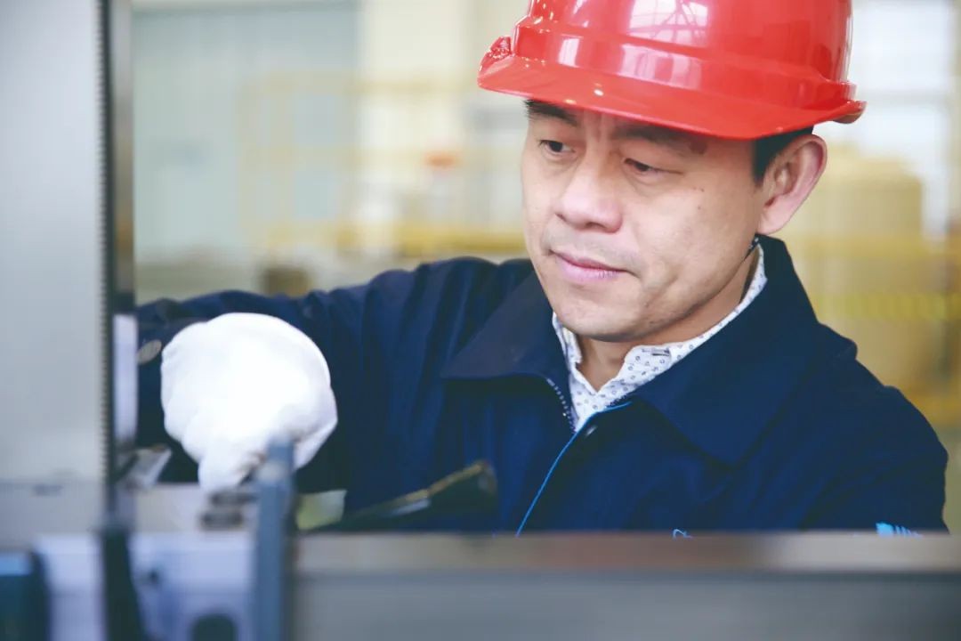 《人民日报》聚焦大国工匠何少华:严密设计 安全检修