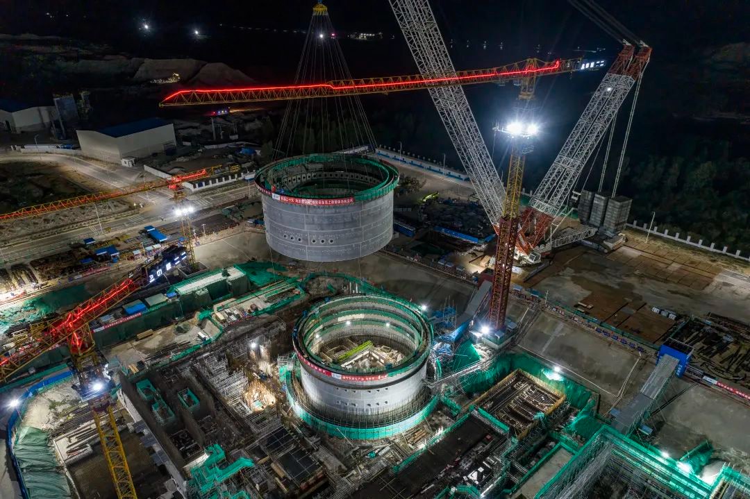 全球首堆“玲龙一号”反应堆厂房钢制安全壳上部筒体吊装成功