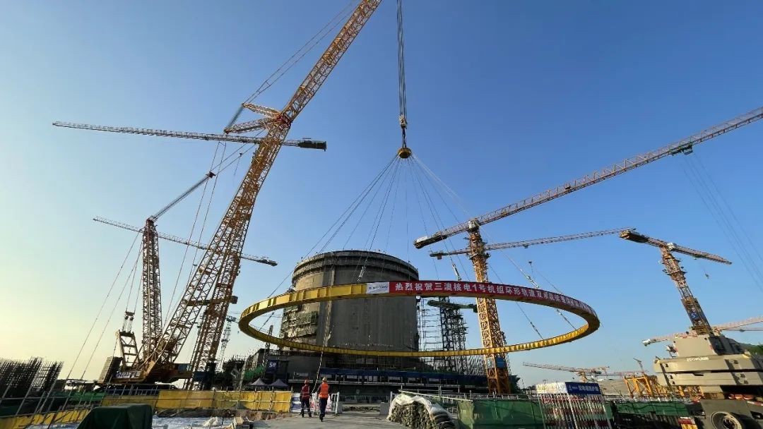 中核五公司承建的中广核浙江三澳核电项目1号机组环形轨道及承轨梁吊装成功