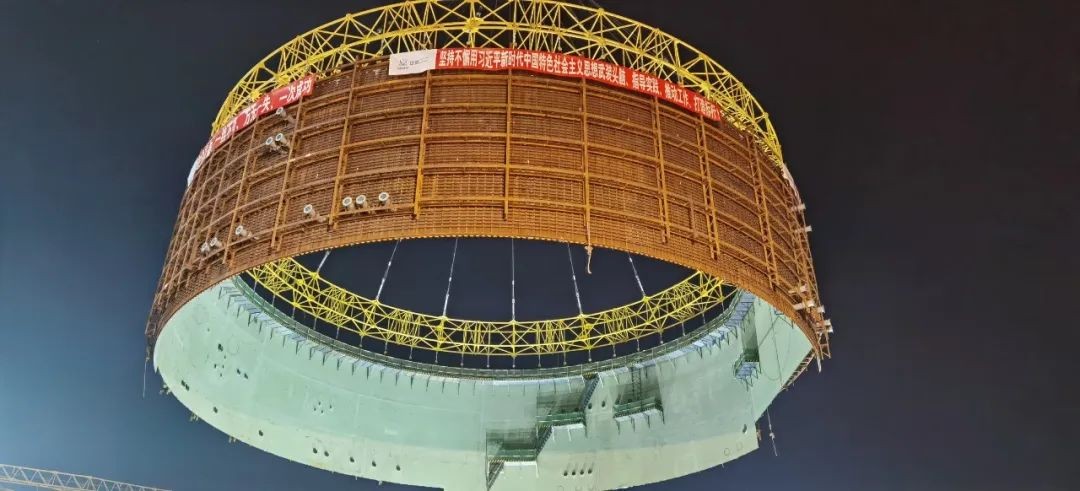 徐大堡3号机组钢衬里模块三吊装成功