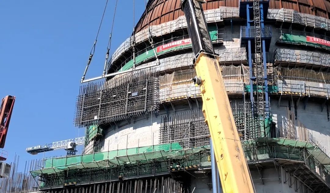 漳州核电核岛厂房直墙段钢筋笼试验段吊装成功