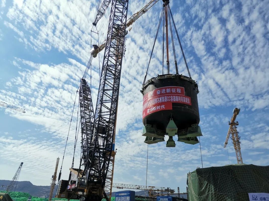 田湾核电站8号机组堆芯捕集器容器吊装就位