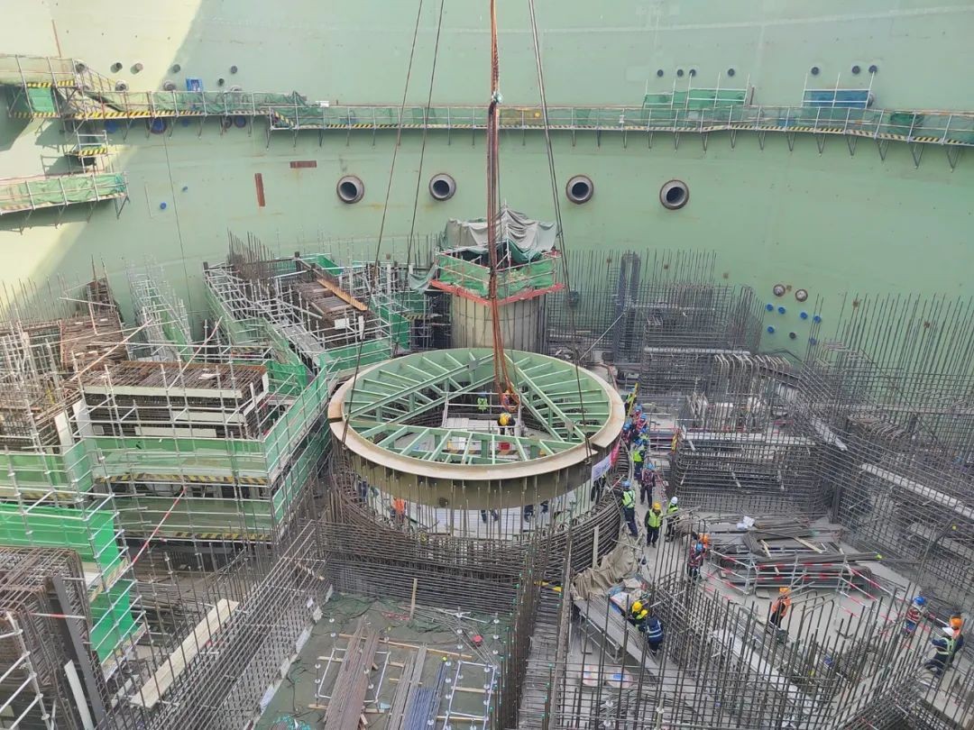 徐大堡核电3号机组支撑桁架上部预埋件模块吊装成功