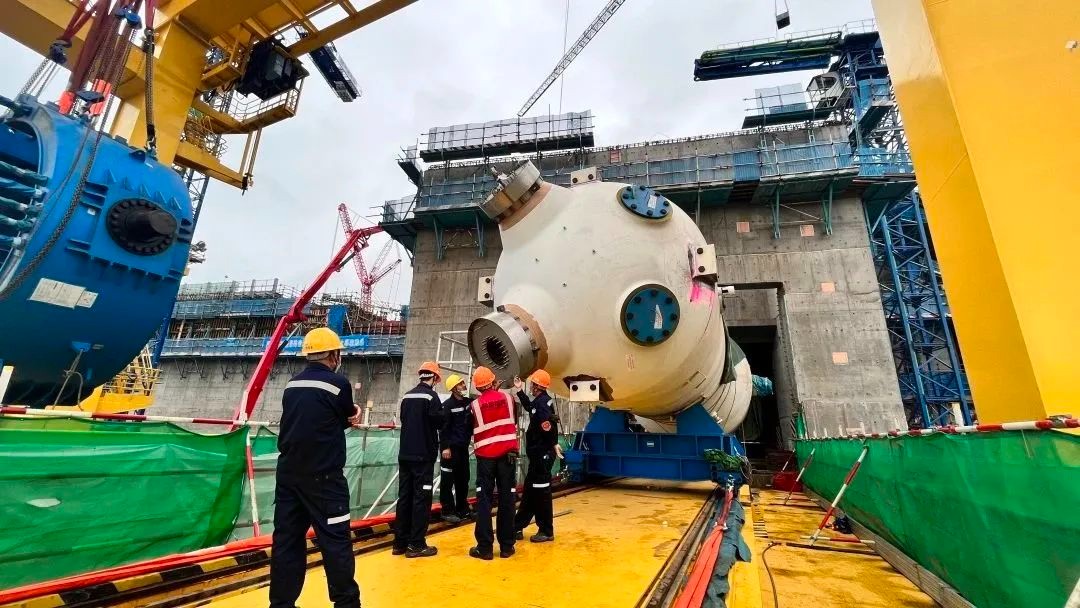 “华龙一号”太平岭核电1号机组首台蒸汽发生器顺利吊装就位