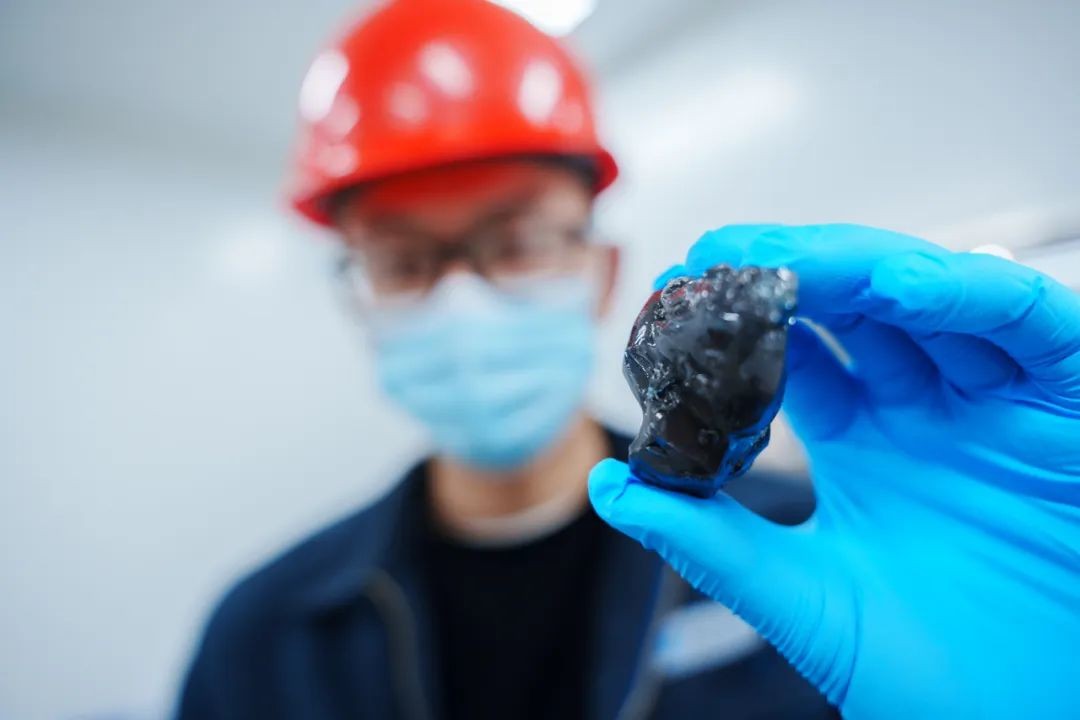 “龙焰一号”工程样机成功实现首炉玻璃体出料