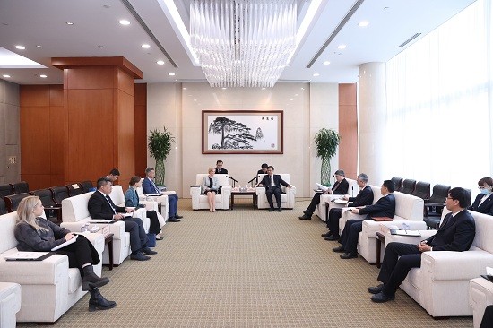 邓建玲会见芬兰驻华大使孟蓝