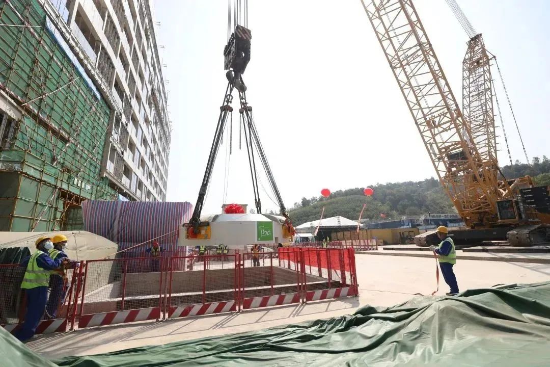 深圳市质子肿瘤治疗中心项目质子回旋加速器成功吊装