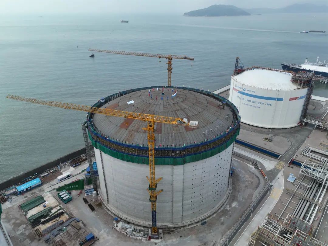 中核五公司承建的广东珠海LNG扩建二期项目第三座储罐成功升顶！