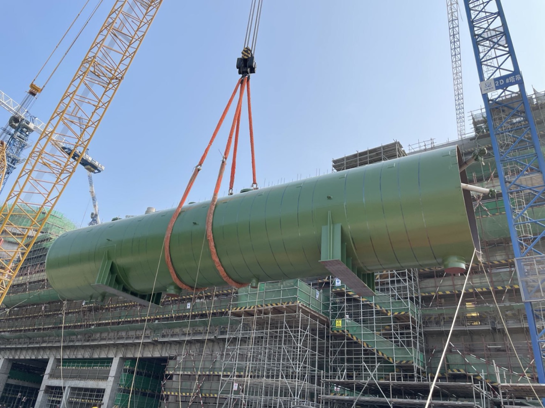 漳州核电项目2号机组常规岛除氧器吊装就位