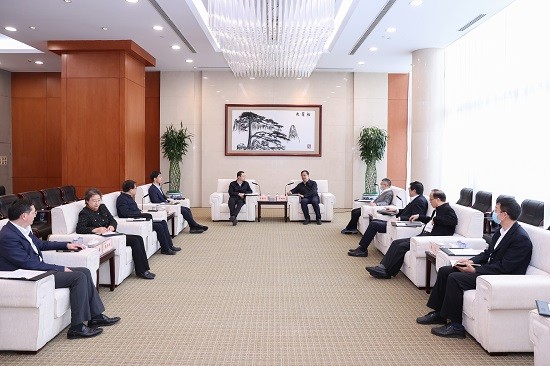 邓建玲会见北京市海淀区区长李俊杰