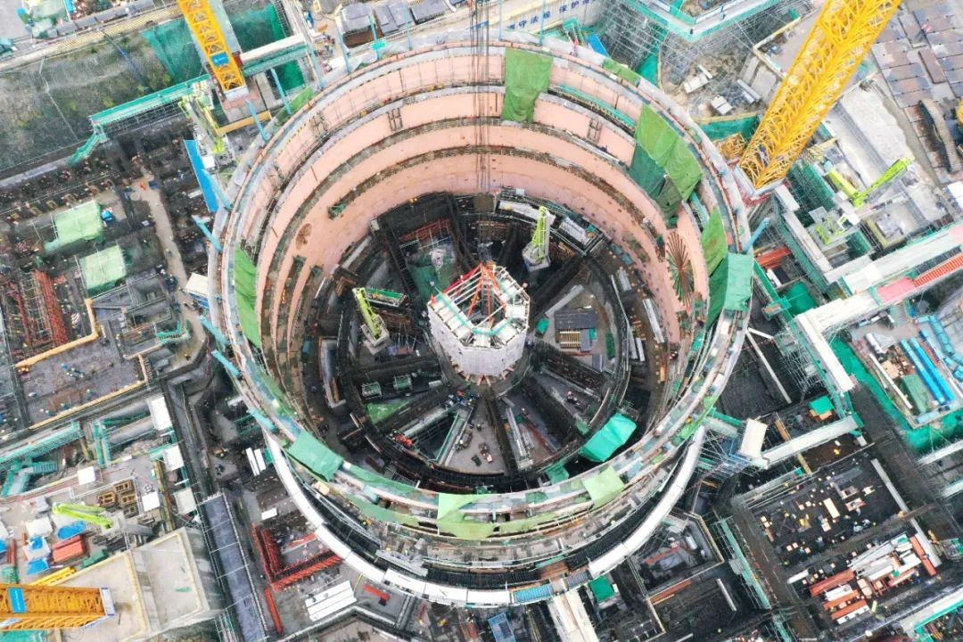 中广核三澳核电项目2号机组堆腔不锈钢水池模块顺利吊装