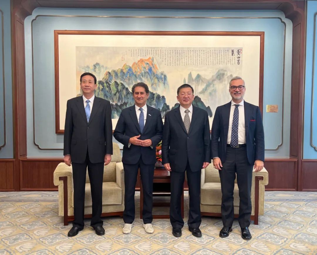 国家能源局主要负责人出席中国与国际可再生能源署合作研讨会暨中国—IRENA合作办公室揭牌仪式