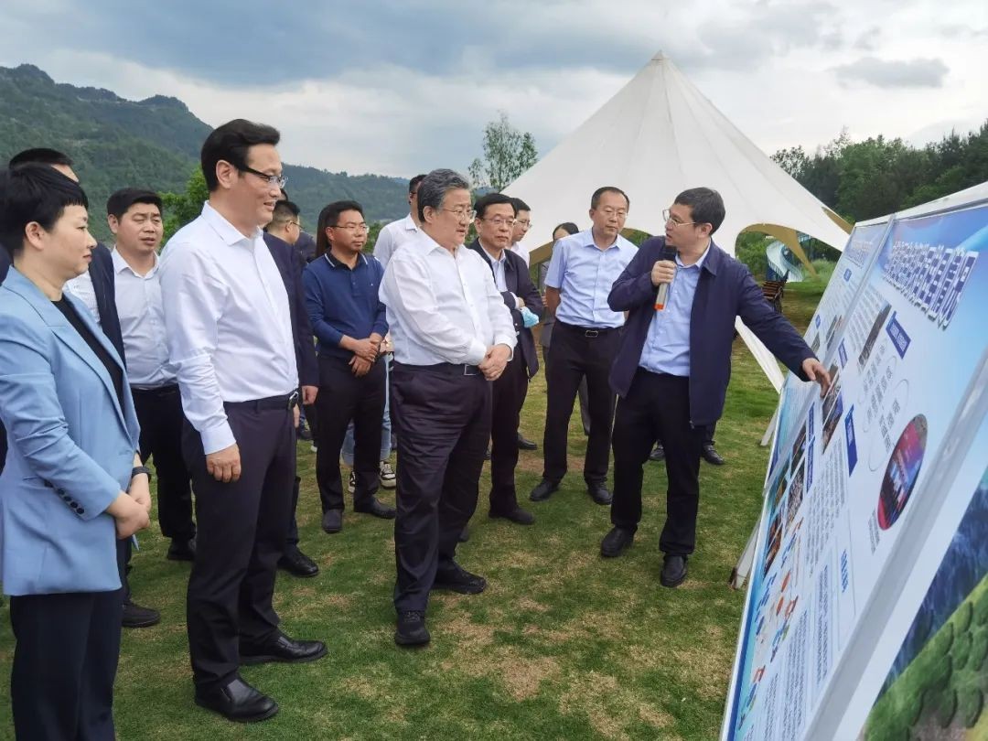 余剑锋赴石柱调研:没有会议室,只有“泥土气”