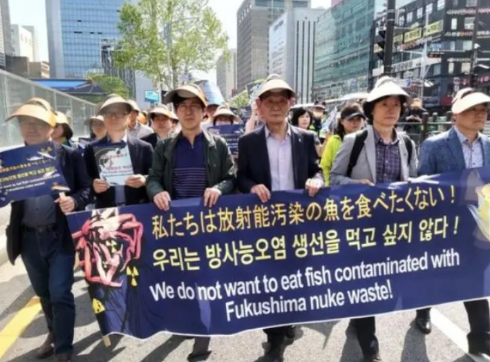韩国百余个市民团体在日本领事馆前怒批核污水排海:不想让核辐射鱼上餐桌