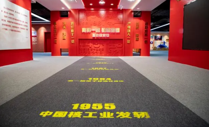 在“两弹一艇 强核报国”国防教育馆,重温核工业功勋故事