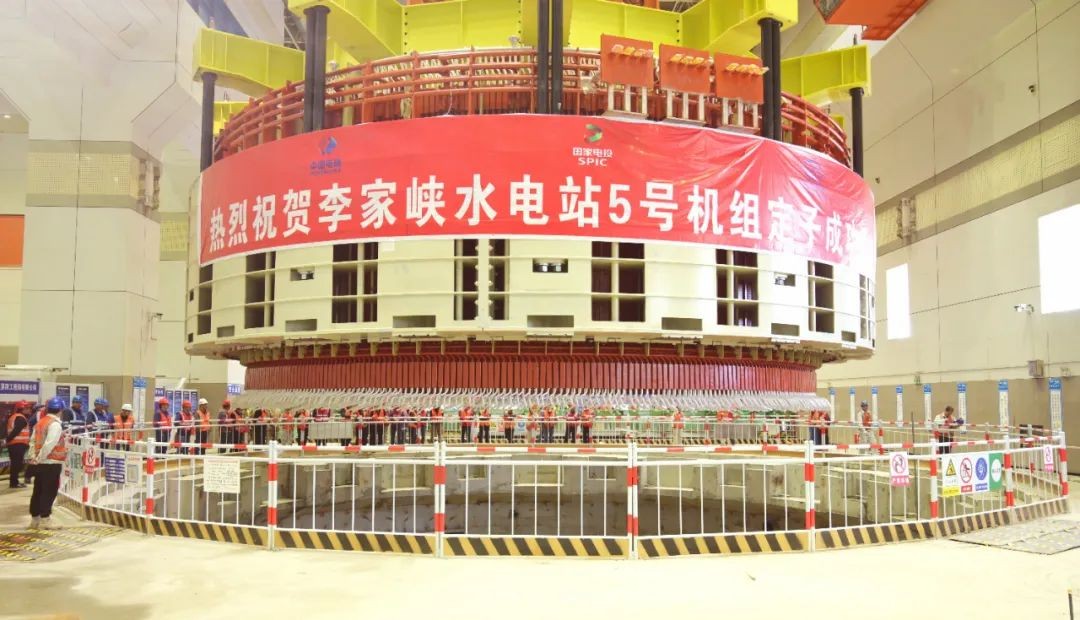 国家电投黄河公司李家峡水电站5号机扩机工程定子吊装成功
