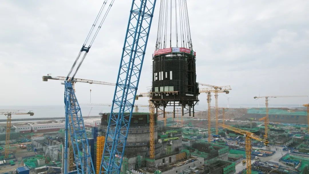 徐大堡核电3号机组堆芯竖井组合模块吊装成功
