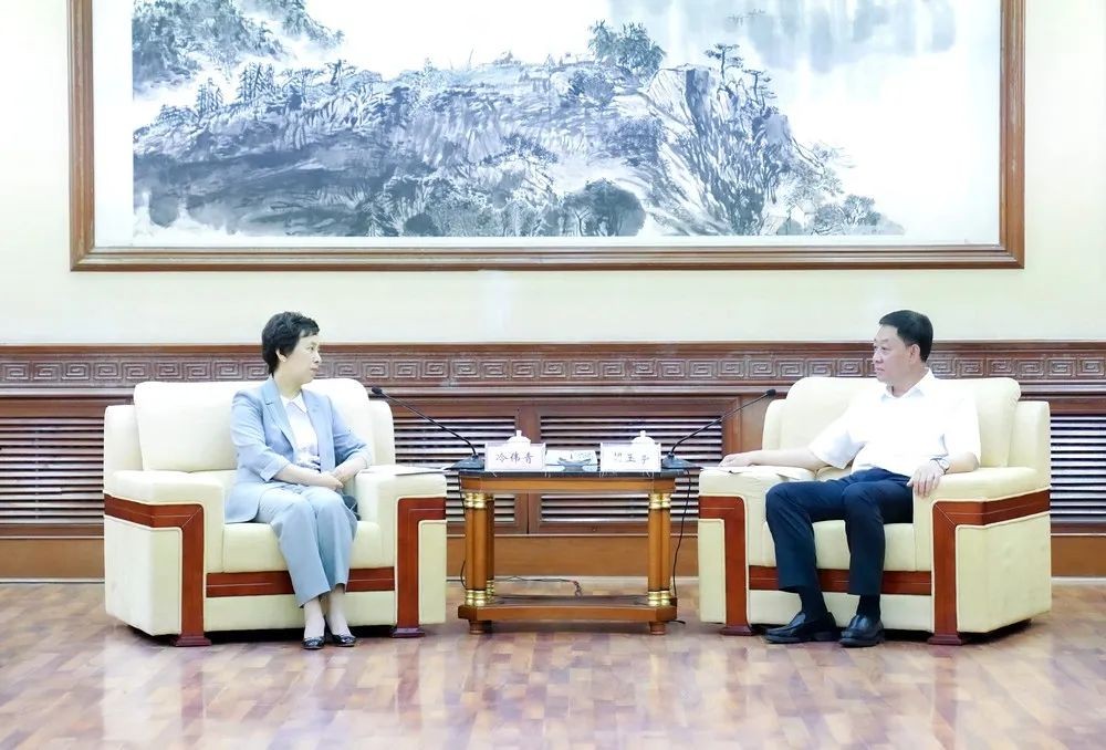 吉林省委副书记、省长胡玉亭会见上海电气集团党委书记、董事长冷伟青一行