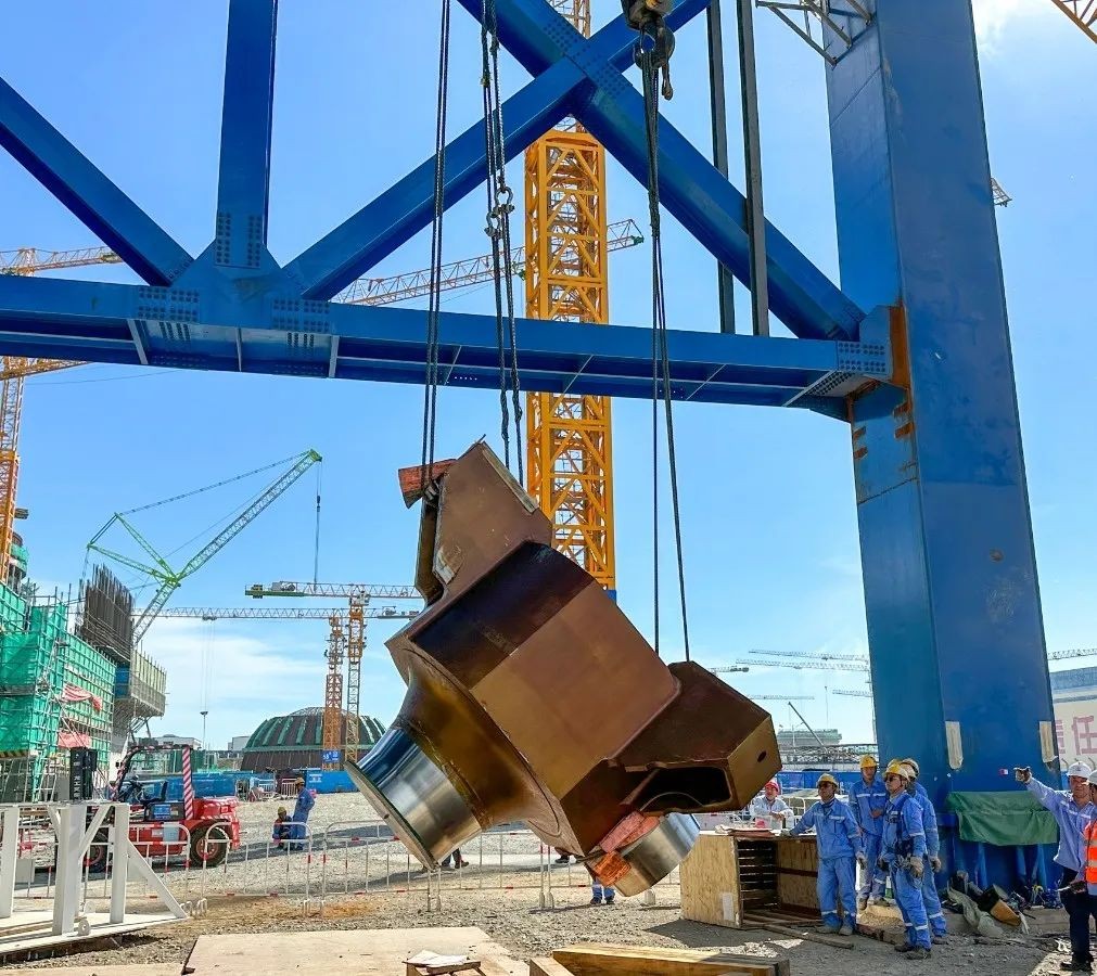 华能海南昌江核电二期工程项目3号机组首台主泵泵壳顺利吊装