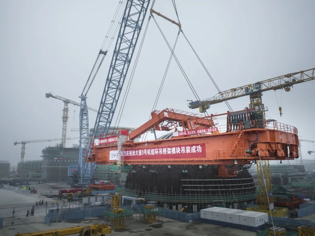 徐大堡3号机组环吊桥架、钢筋混凝土结构模块首吊成功