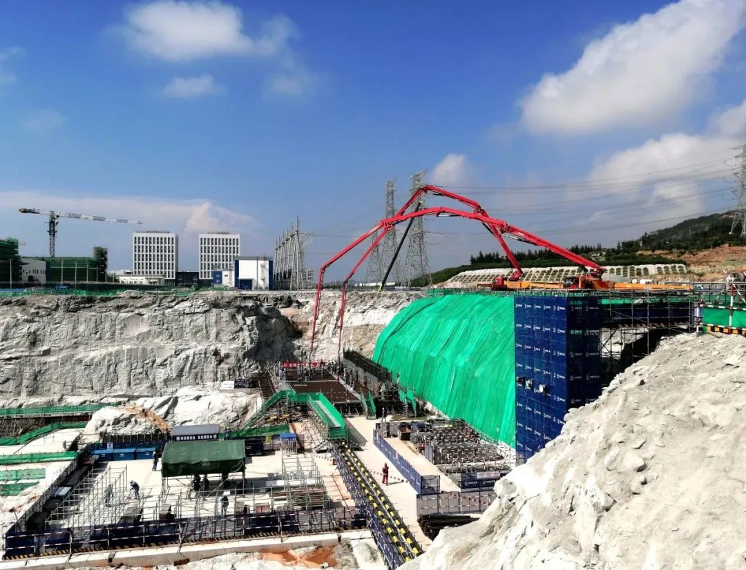 中核工程总包“华龙一号”漳州核电3号机组常规岛首块筏基混凝土完成浇筑