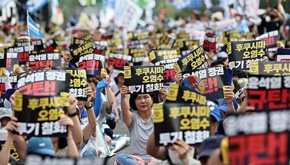 韩媒:数千名抗议者在首尔集会,抗议日本启动福岛核污染水排海