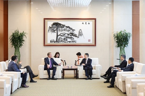 温枢刚会见世界经济论坛总裁博尔格·布伦德
