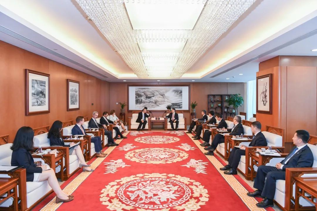 温枢刚会见英国商业贸易部国务大臣多米尼克·约翰逊
