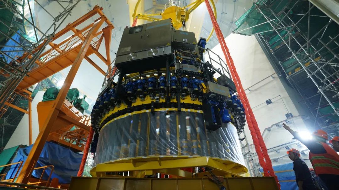中核二三承建的漳州核电1号机组冷试前压力容器顶盖扣盖工作顺利完成