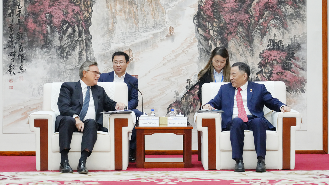 宋海良与渣打集团主席韦浩思会谈