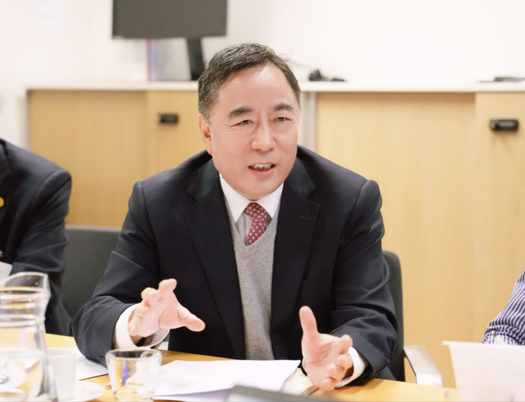 宋海良与芬兰环境部部级治理与国际事务司长伊斯莫会谈