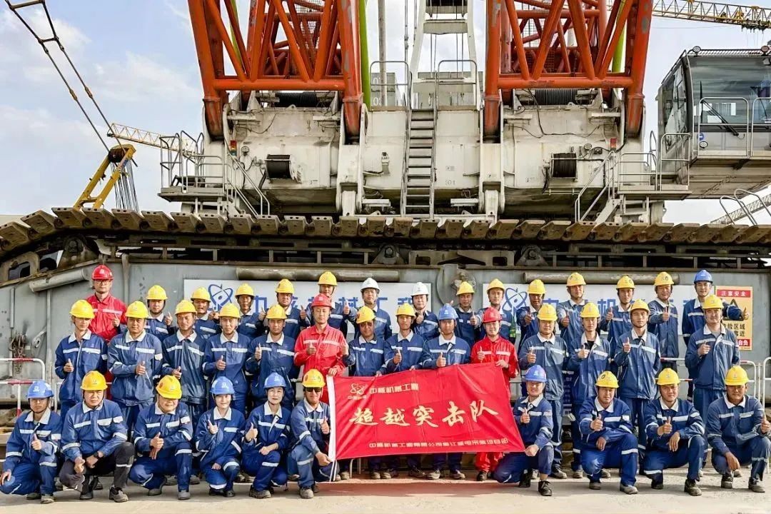 “华龙一号”首个非能动注水箱顶板吊装就位