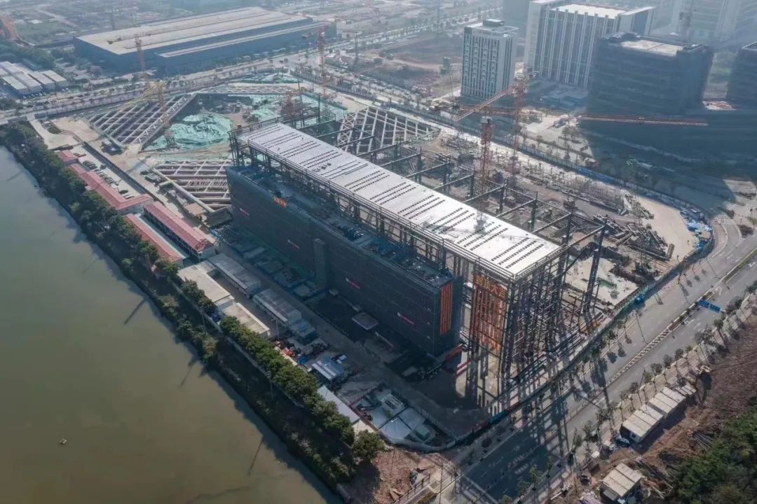 中核华兴承建的中广核中山科研基地建设项目首栋实验厂房顺利封顶