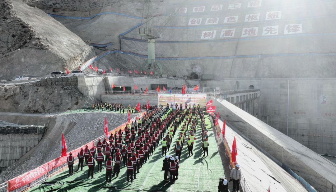 国家电投羊曲水电站大坝填筑施工完成