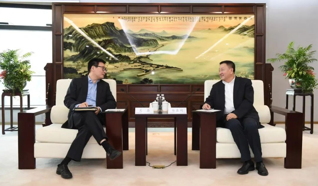 杨长利会见上海电气董事长吴磊并见证双方签署战略合作协议