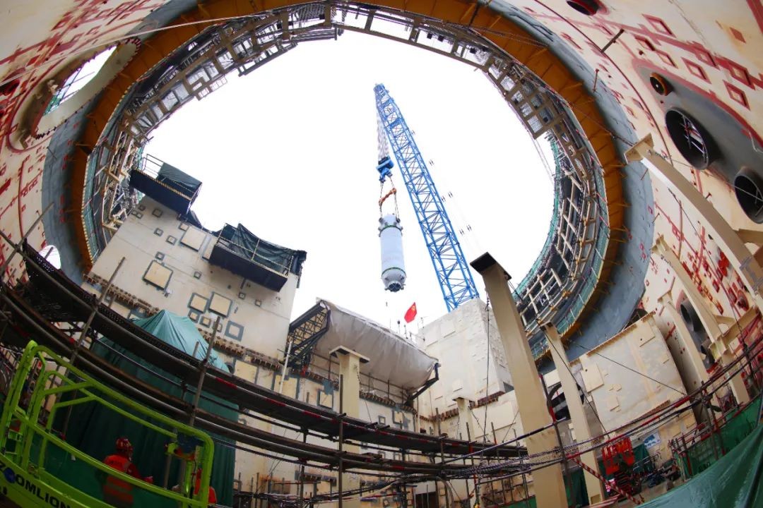 三门核电3号机组核岛反应堆厂房稳压器吊装就位