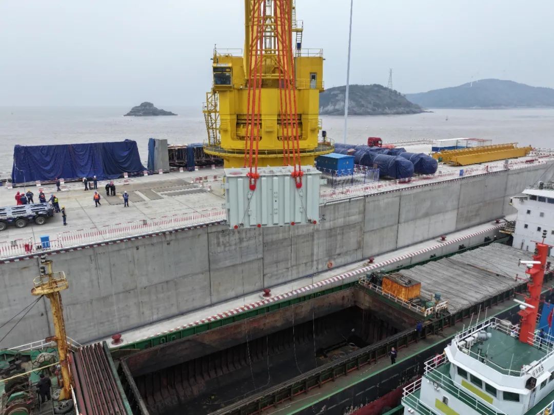 三澳核电基地1号机组首批主变压器及厂用变压器就位