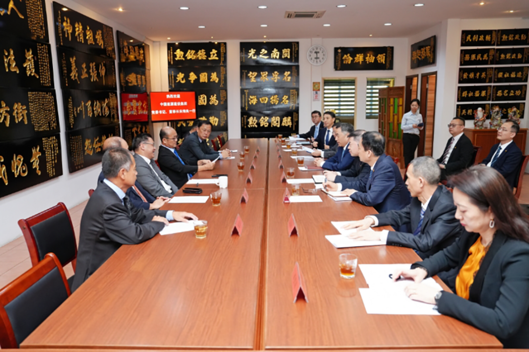 宋海良与马六甲州行政议员魏喜森、马中公共关系协会副会长颜天禄会谈