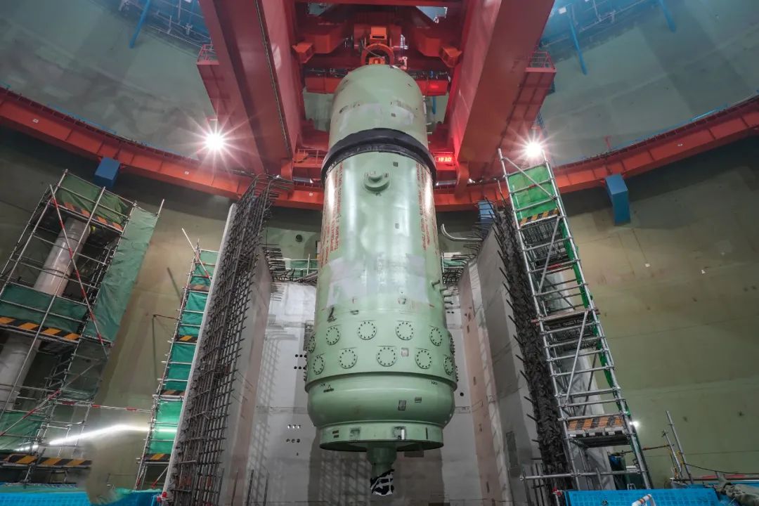 徐大堡核电3号机组稳压器顺利吊装就位