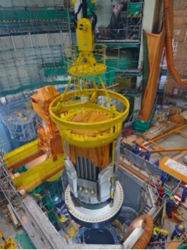 三澳核电项目1号机组反应堆压力容器顶盖首次吊装就位成功