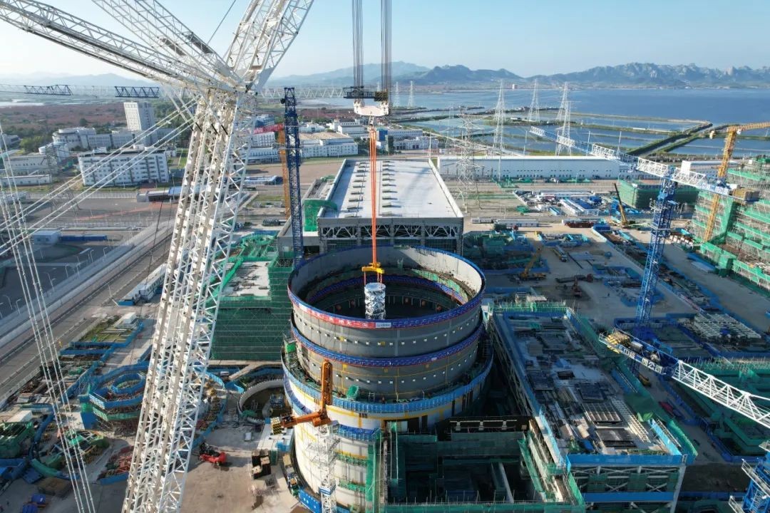 海阳核电3号机组反应堆堆芯“三大件”吊装就位