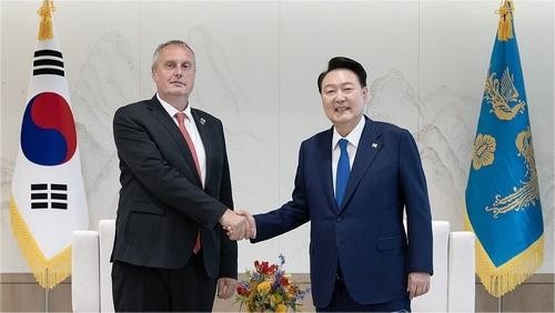 尹锡悦会见捷克国安顾问 讨论核电站项目合作