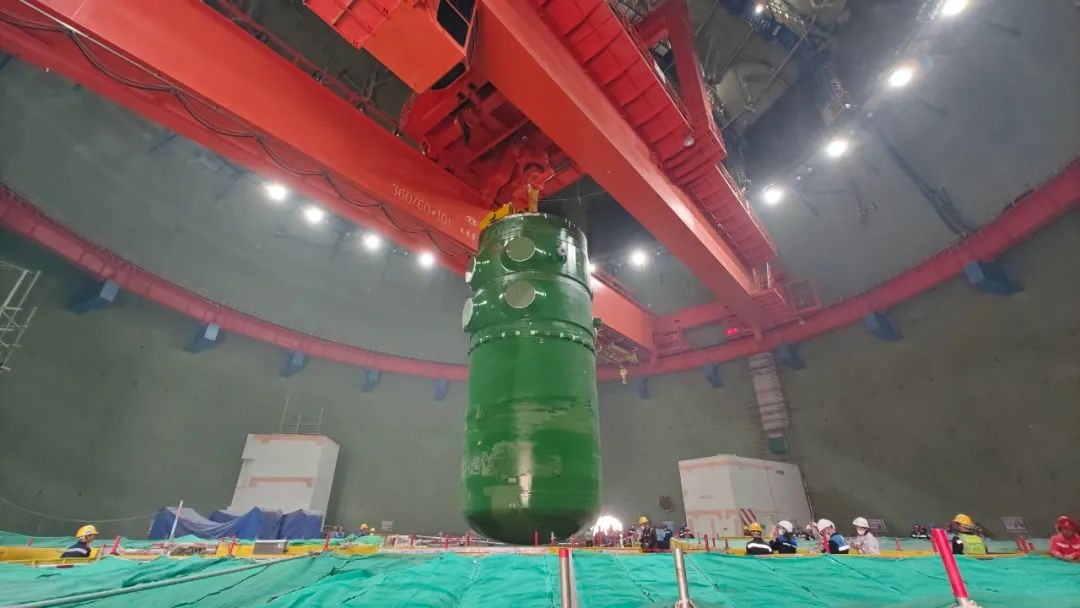 田湾核电8号机组反应堆压力容器顺利吊装就位