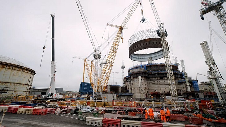 英国正在建设的欣克利角C核电站2号机组安全壳第三层钢环和上部钢环已安装完毕。